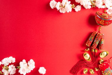Çin Yeni Yıl Festivali dekorasyonları, kırmızı paket, turuncu ve altın külçeler veya kırmızı arka planda altın topak. Makaledeki Çince karakterler FU servete, zenginliğe ve para akışına atıfta bulunuyor..