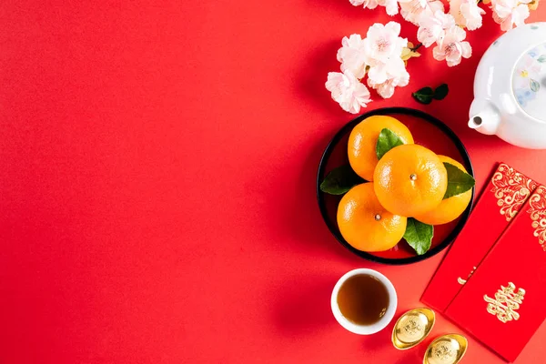 Dekorasi festival tahun baru Tiongkok menanam atau paket merah, batang emas dan oranye atau benjolan emas dengan latar belakang merah. Karakter Cina FU dalam artikel ini mengacu pada keberuntungan, kemakmuran, aliran uang. — Stok Foto