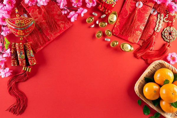 Kínai újévi fesztivál dekorációk pow vagy piros csomag, narancs és arany ingot vagy aranyrögök egy piros háttér. Kínai karakterek FU a cikkben utalnak szerencse szerencse, gazdagság, pénzáramlás. — Stock Fotó