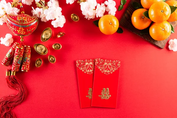 중국의 신년 축제 장식에는 붉은 국물, 오렌지, 금괴, 붉은 배경에 황금색 덩어리가 걸려 있다. 이 기사에 나오는 중국 글자 FU 는 행운, 부, 돈의 흐름을 일컫습니다.. — 스톡 사진