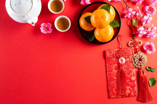 Китайский новогодний праздник украшения пак или красный пакет, оранжевый и золотой слитки или золотой кусок на красном фоне. Китайские иероглифы FU в статье относятся к удаче, богатству, денежному потоку. — стоковое фото