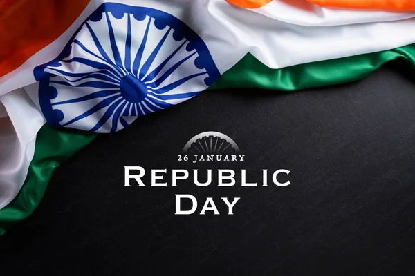 Indische republiek dag concept. Indiase vlag met de tekst Gelukkige republiek dag tegen een schoolbord achtergrond. 26 januari. — Stockfoto