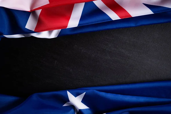 오스트레일리아의 날 개념입니다. 호주 국기 , 행복 한 호주 국기 가사가 칠판 배경에 붙어 있다. 1 월 26 일. — 스톡 사진