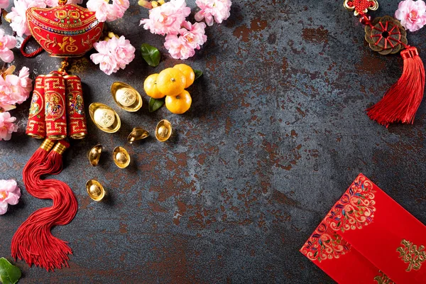 Decoraciones del festival de año nuevo chino pow o paquete rojo, lingotes de naranja y oro o bulto de oro sobre un fondo de textura de piedra negra. caracteres chinos FU significa fortuna buena suerte, riqueza, flujo de dinero . —  Fotos de Stock