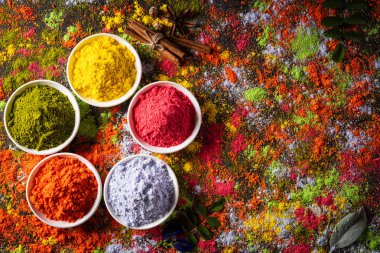 Holi festivali kutlaması. Geleneksel Hint Holi renkleri pudra