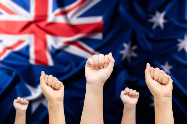 Australië dag concept. Handen van mensen met Australische vlag in b — Stockfoto