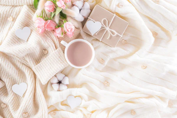 Corações de papel rosa com caixa de presente e rosas, xícara de café em, bege — Fotografia de Stock