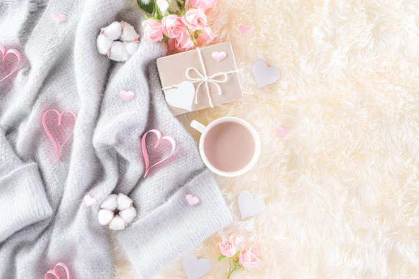 Corações de papel rosa com caixa de presente e rosas, xícara de café em, bege — Fotografia de Stock