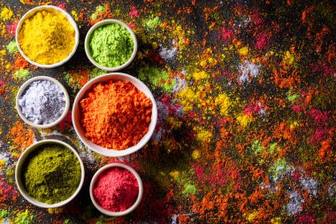 Holi festivali kutlaması. Geleneksel Hint Holi renkleri pudra