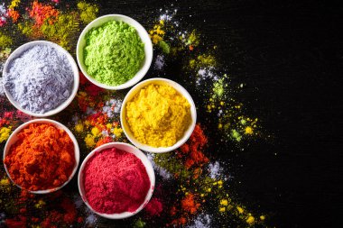 Holi festivali kutlaması. Geleneksel Hint Holi renkleri pudra