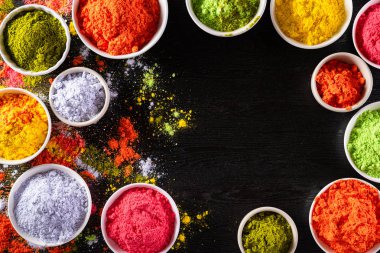 Holi festivali kutlaması. Geleneksel Hint Holi renkleri pudra