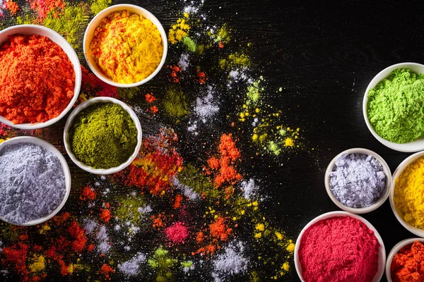 Holi festivali kutlaması. Geleneksel Hint Holi renkleri pudra