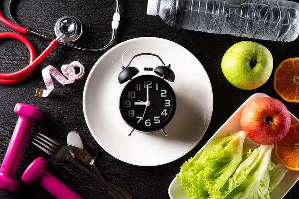 Estilo de vida saudável, comida e conceito de esporte. Vista superior do clo de alarme — Fotografia de Stock