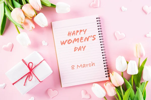 Internationaler Frauentag. rosa und weiße Tulpen mit Gi — Stockfoto