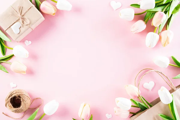 Concepto del Día Internacional de la Mujer. Tulipanes rosados y blancos con gi — Foto de Stock