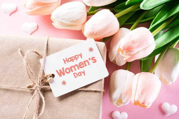 Concepto del Día Internacional de la Mujer. Mujer presente, rosa y blanco — Foto de Stock