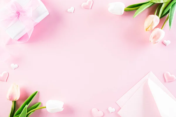Concepto del Día Internacional de la Mujer. Tulipanes rosados y blancos con gi — Foto de Stock