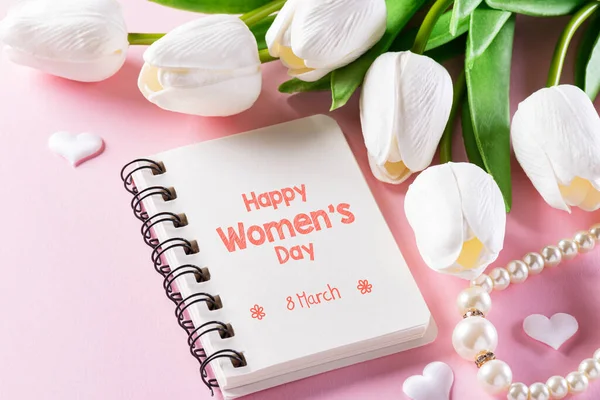 Concepto del Día Internacional de la Mujer. Tulipanes rosados y blancos con gi — Foto de Stock