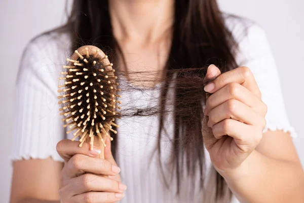 Concepto saludable. Mujer mostrar su cepillo con dañado largo hai pérdida — Foto de Stock