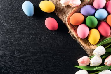 Mutlu Paskalyalar! Yuvasında lale çiçeğiyle Paskalya yumurtası renginde