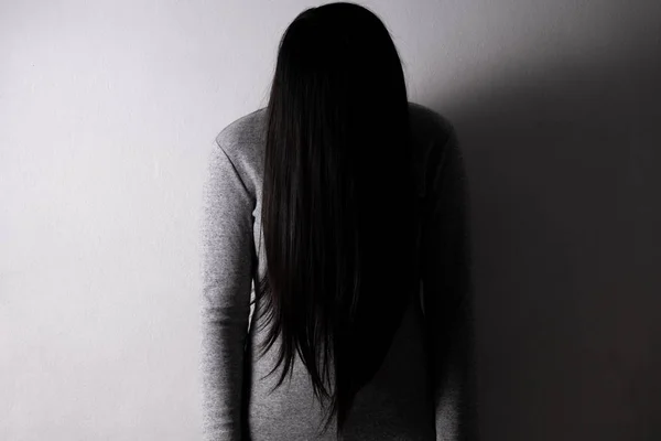 黑暗的女人悲伤的女人独自站在空房间里哭泣. — 图库照片