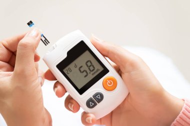 Kan şekeri seviyesini Glikoz sayacıyla ölçen kadınların ellerini kapatın diyabet testi için ilaç, glisemi, sağlık ve tıbbi konsept olarak kullanın..