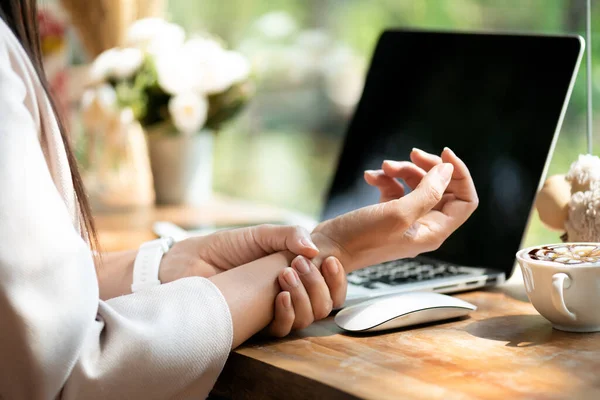 Mujer Primer Plano Sosteniendo Dolor Muñeca Usar Computadora Síndrome Oficina —  Fotos de Stock