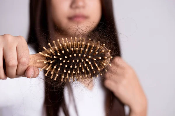 Concept Sain Femme Montrer Brosse Avec Des Cheveux Abîmés Longue — Photo