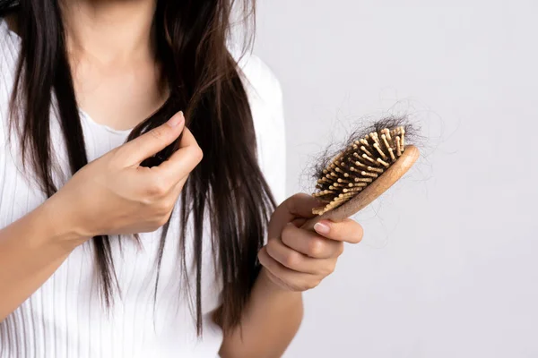 Concepto Saludable Mujer Mostrar Cepillo Con Pelo Dañado Pérdida Larga — Foto de Stock