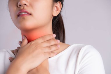 Boğaz ağrısı. Güzel Genç Kadın 'ın Hasta Boynuna Dokunan Eli' nin yakın çekimi. Sağlık ve Tıp Konsepti.