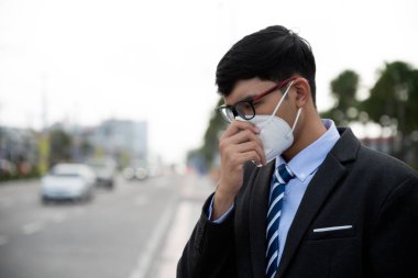 Koruyucu yüz maskesi takan ve öksüren bir iş adamının etrafını sarın. Coronavirus ve 2.5..