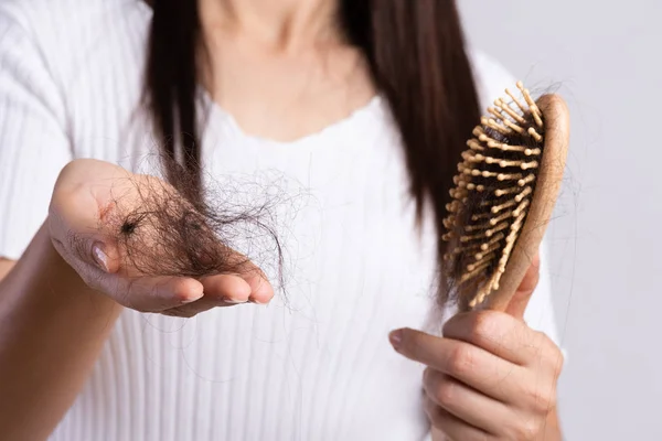 Concepto Saludable Mujer Mostrar Cepillo Con Pelo Dañado Pérdida Larga — Foto de Stock