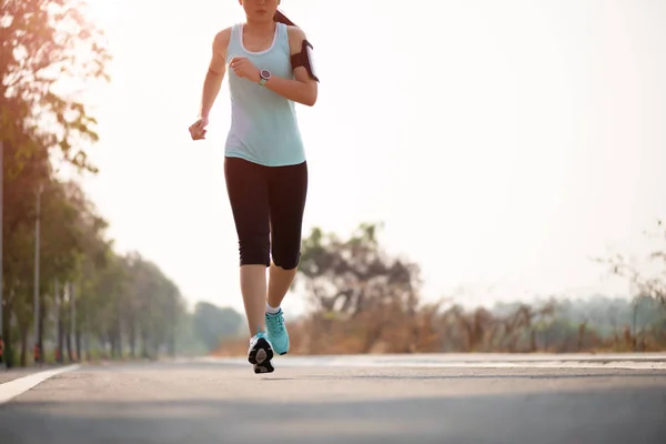 Zbliżenie Kobieta Działa Kierunku Stronie Drogi Krok Biegać Ćwiczenia Świeżym — Zdjęcie stockowe