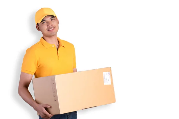 开开心心的送货人 身穿黄色马球衫 手持包裹邮筒 与白色背景隔离 微笑快递员 — 图库照片