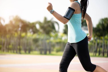 Yol tarafına doğru koşan kadın. Adım, koşmak ve açık egzersiz faaliyetleri kavramı.