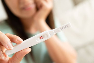 Hamilelik testi pozitif çıkan mutlu kadın, ön plan 2 çizgilerine odaklan..