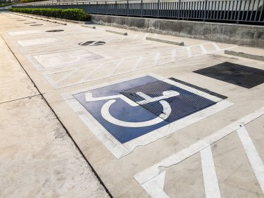 Uluslararası (tekerlekli) özürlü veya sembol otopark devre dışı Park yeri üzerinde parlak mavi boyalı.