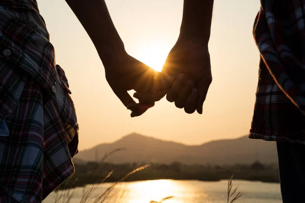 Primer Plano Pareja Amorosa Cogida Mano Mientras Camina Amanecer Atardecer —  Fotos de Stock