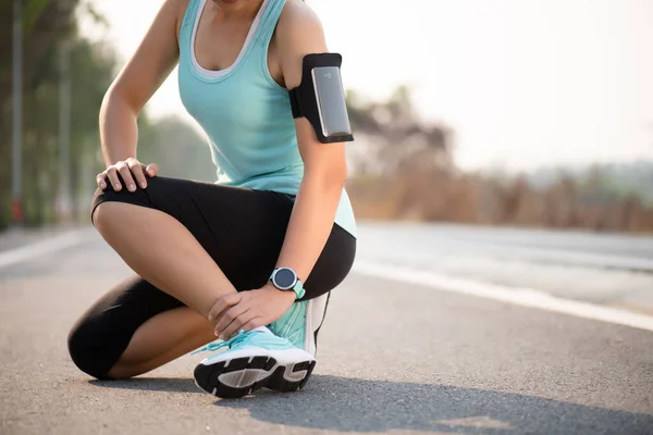 Ayak Bileği Burkuldu Genç Kadın Egzersiz Çalışırken Bir Bilek Yaralanma — Stok fotoğraf