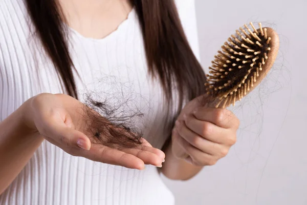 Concepto Saludable Mujer Mostrar Cepillo Con Pelo Dañado Pérdida Larga — Foto de Stock