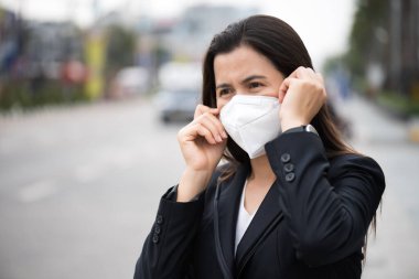 Koruyucu yüz maskesi takan ve öksüren bir iş kadınının etrafını sarın. Coronavirus ve 2.5..