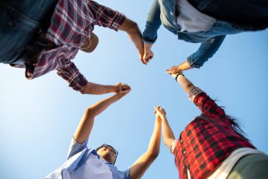 El ele tutuşup birlik ve takım çalışması sergileyen insanların alt görüşünü kapatın. Arkadaşlık mutluluğu eğlence ortaklık takım konsepti.