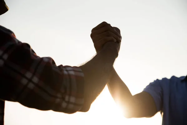 Fechar Aperto Mão Amigável Dois Homens Braço Lutando Mostrando Unidade — Fotografia de Stock