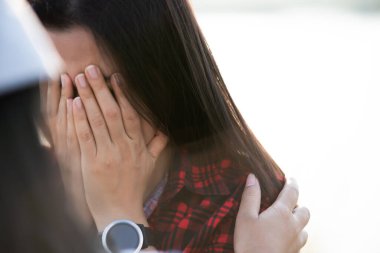 İki eliyle yüzünü örten ağlayan kıza yakın dur. Ağlayan kızı teselli eden kadın, arkadaşını da teselli eder. Arkadaşlık kavramı.