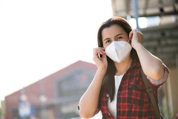Close Woman Suit Wearing Protective Face Mask Cough Get Ready — Stock Photo, Image