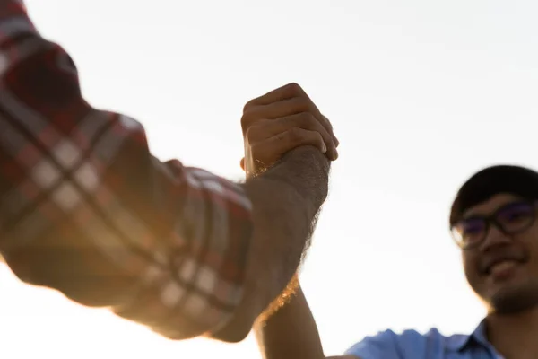 Vriendelijke Handdruk Twee Mannen Armworstelen Die Eenheid Teamwork Tonen Vriendschap — Stockfoto