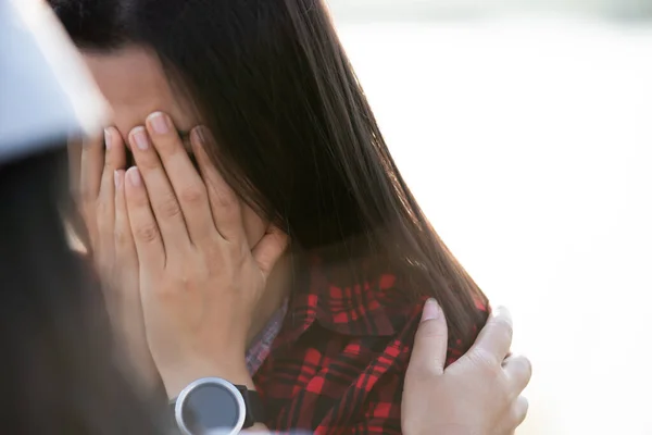 Närbild Gråtande Flicka Som Täcker Ansiktet Med Båda Händerna Kvinna — Stockfoto