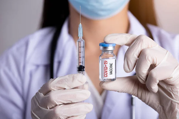 Kvinnlig Läkare Med Stetoskop Skulderbladssprutan Och Covid Vaccin Koncept För — Stockfoto