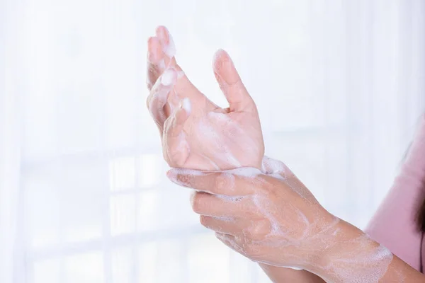 Wanita Dekat Mencuci Tangan Dengan Sabun Latar Belakang Putih Konsep — Stok Foto