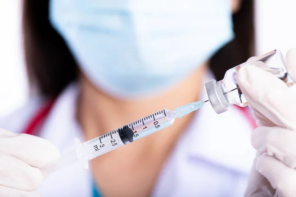 Kvinnlig Läkare Med Stetoskop Axeln Med Spruta Och Vaccin Koncept — Stockfoto